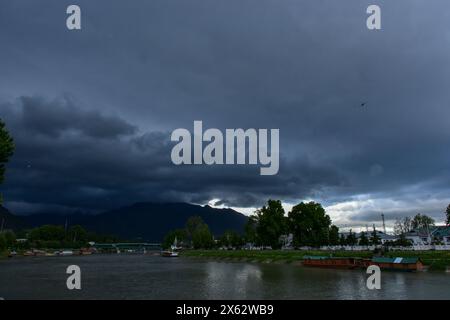 Srinagar, India. 12 maggio 2024. Le nuvole sorvolano il fiume Jhelum durante una giornata nuvolosa a Srinagar, la capitale estiva del Jammu e del Kashmir. (Foto di Saqib Majeed/SOPA Images/Sipa USA) credito: SIPA USA/Alamy Live News Foto Stock
