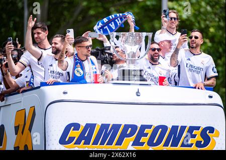 Madrid, Madrid, Spagna. 12 maggio 2024. MADRID, SPAGNA - 12 MAGGIO: il bus scoperto con i giocatori del Real Madrid (da L a R) Nacho Fernandez, Thibaut Courtois, Dani Ceballos, Daniel Carvajal, Jose Luis Sanmartin Mato (Joselu), Luka Modric arriva al Real Madrid Celebration del titolo la Liga a Plaza de Cibeles il 12 maggio 2024 a Madrid, Spagna. (Credit Image: © Alberto Gardin/ZUMA Press Wire) SOLO PER USO EDITORIALE! Non per USO commerciale! Crediti: ZUMA Press, Inc./Alamy Live News Foto Stock