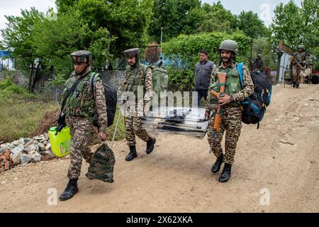 Srinagar, India. 12 maggio 2024. Le truppe paramilitari indiane arrivano mentre vengono schierate nei seggi elettorali prima della quarta fase di votazione delle elezioni generali indiane a Srinagar. Credito: SOPA Images Limited/Alamy Live News Foto Stock