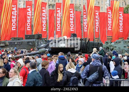 Leopard 2a6, carro armato da battaglia principale e folla di turisti in mostra di trofei militari dell'esercito russo sulla collina Poklonnaya Foto Stock