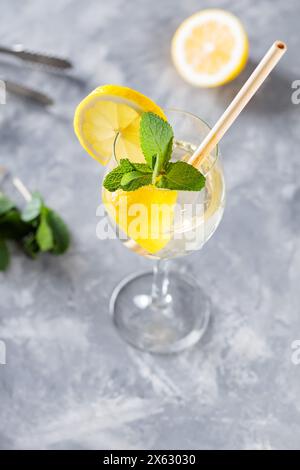 Accessori trendy per cocktail e bar Elderflower Hugo Spritz su sfondo grigio cemento Foto Stock