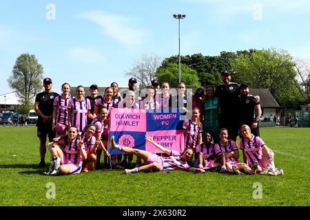 Crawley, Regno Unito. 12 maggio 2024. Giocatori del Dulwich Hamlet dopo aver vinto la partita di London and South East Regional Womens Premier League tra AFC Crawley e Dulwich Hamlet al Three Bridges FC. Crediti: Liam Asman/Alamy Live News Foto Stock