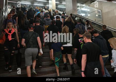 Praga, Repubblica Ceca. 12 maggio 2024. I fan vanno dalla stazione della metropolitana di Letnany al secondo concerto della band tedesca Rammstein a Praga, Repubblica Ceca, 12 maggio 2024. Crediti: Michaela Rihova/CTK Photo/Alamy Live News Foto Stock