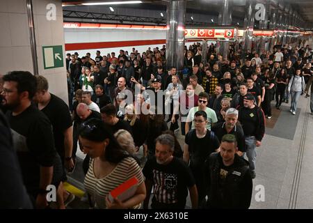 Praga, Repubblica Ceca. 12 maggio 2024. I fan vanno dalla stazione della metropolitana di Letnany al secondo concerto della band tedesca Rammstein a Praga, Repubblica Ceca, 12 maggio 2024. Crediti: Michaela Rihova/CTK Photo/Alamy Live News Foto Stock