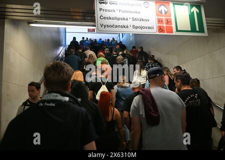 Praga, Repubblica Ceca. 12 maggio 2024. I fan vanno dalla stazione della metropolitana di Letnany al secondo concerto della band tedesca Rammstein a Praga, Repubblica Ceca, 12 maggio 2024. Crediti: Michaela Rihova/CTK Photo/Alamy Live News Foto Stock