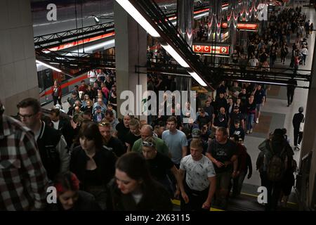 Praga, Repubblica Ceca. 12 maggio 2024. I fan vanno dalla stazione della metropolitana di Letnany al secondo concerto della band tedesca Rammstein a Praga, Repubblica Ceca, 12 maggio 2024. Crediti: Michaela Rihova/CTK Photo/Alamy Live News Foto Stock