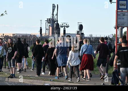 Praga, Repubblica Ceca. 12 maggio 2024. I fan vanno dalla stazione della metropolitana di Letnany al secondo concerto della band tedesca Rammstein a Praga, Repubblica Ceca, 12 maggio 2024. Crediti: Michaela Rihova/CTK Photo/Alamy Live News Foto Stock