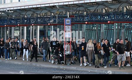 Praga, Repubblica Ceca. 12 maggio 2024. I fan vanno dalla stazione della metropolitana di Letnany al secondo concerto della band tedesca Rammstein a Praga, Repubblica Ceca, 12 maggio 2024. Crediti: Michaela Rihova/CTK Photo/Alamy Live News Foto Stock