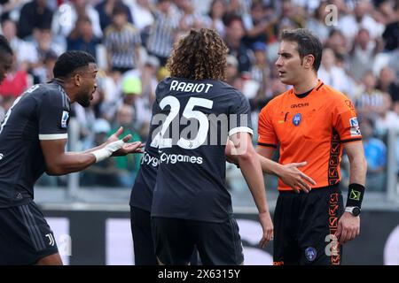 Torino, Italia. 12 maggio 2024. Arbitro discutere con i giocatori della Juventus durante la partita di calcio di serie A tra Juventus e Salernitana allo Stadio Allianz di Torino - domenica 12 maggio 2024. Sport - calcio . (Foto di Tano Pecoraro/Lapresse) credito: LaPresse/Alamy Live News Foto Stock