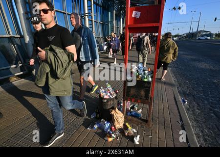 Praga, Repubblica Ceca. 12 maggio 2024. I fan vanno dalla stazione della metropolitana di Letnany al secondo concerto della band tedesca Rammstein a Praga, Repubblica Ceca, 12 maggio 2024. Crediti: Michaela Rihova/CTK Photo/Alamy Live News Foto Stock