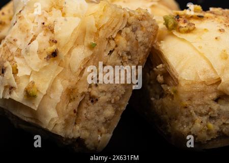 Quadrati di baklava appena fatti, pasticceria, dessert. Foto Stock