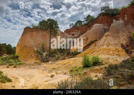 scogliera bianca e rossa nella vecchia cava di ocra nel colorado della provenza nel luberon in francia Foto Stock