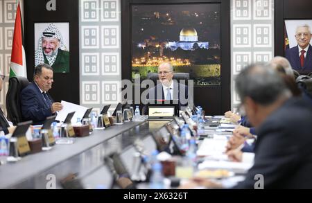 Il primo ministro palestinese Mohammad Mustafa presiede la sessione settimanale del governo a Ramallah il primo ministro palestinese Mohammad Mustafa presiede la sessione settimanale del governo a Ramallah, in Cisgiordania, in Palestina, il 12 maggio 2024. Foto del primo Ministro Ufficio apaimages Ramallah Cisgiordania territorio palestinese 120524 Ramallah PMO 003 Copyright: XapaimagesxPrimexMinisterxOfficexxapaimagesx Foto Stock