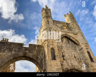 Monk Bar visto contro un cielo blu. York. Foto Stock