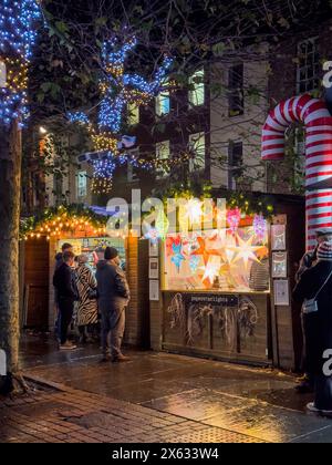 Ripresa notturna delle bancarelle del mercatino di Natale di York. Foto Stock