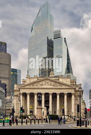 Il Royal Exchange con la statua equestre del Duca di Wellington sullo sfondo di grattacieli contemporanei. Londra. Foto Stock