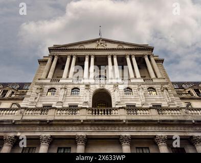 Facciata esterna della Bank of England con cielo grigio nuvoloso. Londra. REGNO UNITO Foto Stock