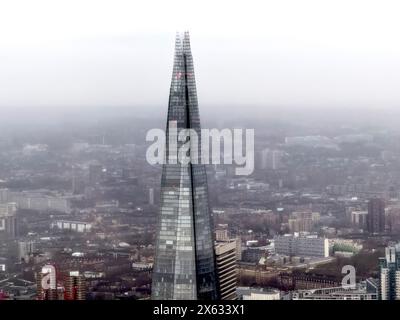 Vista elevata dall'edificio Horizon 22 della guglia dello Shard in una giornata nebbiosa. Londra Foto Stock