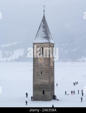 Il famoso campanile del Lago di Resia durante l'inverno, alto Adige, Italia Foto Stock