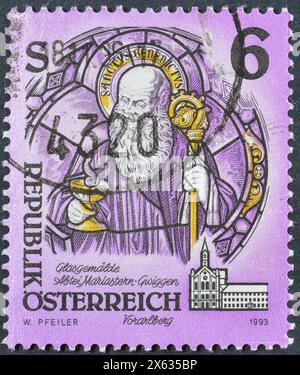 Francobollo cancellato stampato dall'Austria, che mostra San Benedetto di Nursia, (vetrate), Art from Monasteries, 1993 circa. Foto Stock