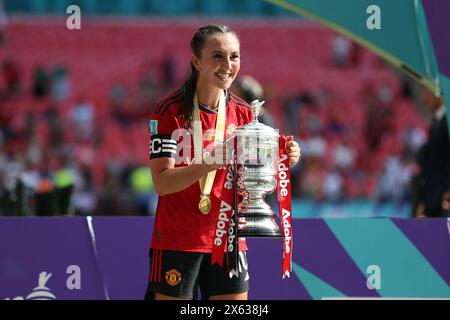 Londra, Regno Unito. 12 maggio 2024. Londra, 12 maggio 2024: Il capitano Katie Zelem (10 Manchester United) detiene il trofeo durante la finale di fa Cup femminile tra Manchester United e Tottenham Hotspur al Wembley Stadium, Londra, Inghilterra, il 12 maggio 2024 (Pedro Soares/SPP) credito: SPP Sport Press Photo. /Alamy Live News Foto Stock