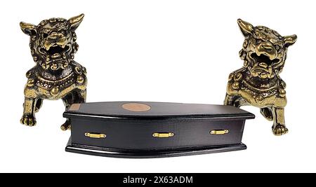 Vista laterale di un caffè in legno nero usato dai Bury che sono passati con i Foo Dogs per farne il Feng Shui Foto Stock