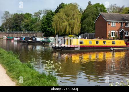 Le barche stretrowboat del canale Shropshire union si ormeggiavano sul canale Shropshire union nella città mercato di Market Drayton Foto Stock