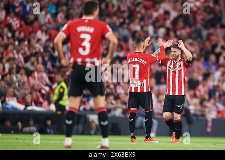 Iker Muniain e Alex Berenguer reagiscono durante il LaLiga EA Sports match tra Athletic Club e CA Osasuna al San Mames Stadium l'11 maggio 2024 Foto Stock