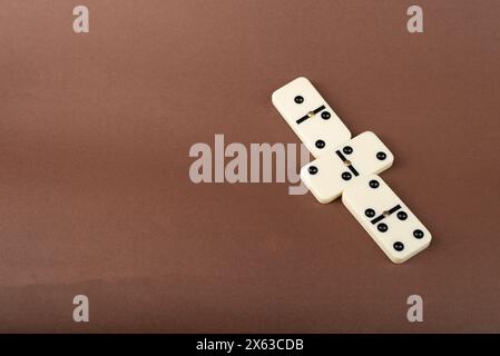 Domina su sfondo marrone. Gioco da tavolo White Bones. Foto Stock