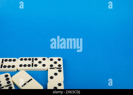 Domino connesso su sfondo blu. concetto di giochi da tavolo Foto Stock