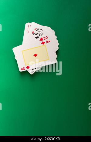 Carte da gioco per il poker e il gioco d'azzardo, isolate su sfondo verde. Foto Stock
