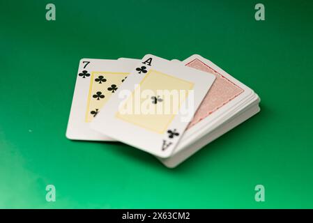 Carte da gioco per il poker e il gioco d'azzardo, isolate su sfondo verde. Foto Stock