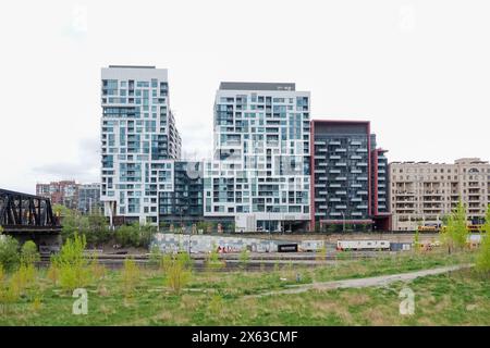 Fort York, noto anche come Garrison, è un quartiere di Toronto ed è una comunità ad alta densità con condomini e appartamenti che svettano in cielo Foto Stock