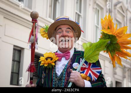 Londra, Regno Unito. 12 maggio 2024. Il professor Crump, alias Paul Goddard, conduce la sfilata annuale dei burattini a Covent Garden, dove i burattini, i burattinai e gli spettatori si sono riuniti per l'annuale Festival dei burattini in onore del 362° compleanno di Mr Punch. Crediti: Kiki Streitberger/Alamy Live News Foto Stock