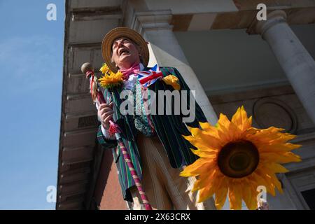 Londra, Regno Unito. 12 maggio 2024. Il professor Crump, alias Paul Goddard, conduce la sfilata annuale dei burattini a Covent Garden, dove i burattini, i burattinai e gli spettatori si sono riuniti per l'annuale Festival dei burattini in onore del 362° compleanno di Mr Punch. Crediti: Kiki Streitberger/Alamy Live News Foto Stock