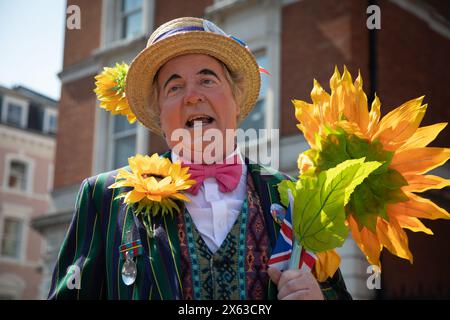 Londra, Regno Unito. 12 maggio 2024. Il professor Crump, alias Paul Goddard, conduce la sfilata annuale dei burattini a Covent Garden, dove i burattini, i burattinai e gli spettatori si sono riuniti per l'annuale Festival dei burattini in onore del 362° compleanno di Mr Punch. Crediti: Kiki Streitberger/Alamy Live News Foto Stock