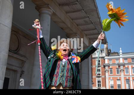 Londra, Regno Unito. 12 maggio 2024. Il professor Crump, alias Paul Goddard, conduce la sfilata annuale dei burattini a Covent Garden, dove i burattini, i burattinai e gli spettatori si sono riuniti per l'annuale Festival dei burattini in onore del 362° compleanno di Mr Punch. Crediti: Kiki Streitberger/Alamy Live News Foto Stock