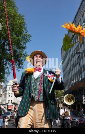 Londra, Regno Unito. 12 maggio 2024. Il professor Crump, alias Paul Goddard, conduce la sfilata annuale dei burattini a Covent Garden, dove i burattini, i burattinai e gli spettatori si sono riuniti per l'annuale Festival dei burattini in onore del 362° compleanno di Mr Punch. Crediti: Kiki Streitberger/Alamy Live News Foto Stock