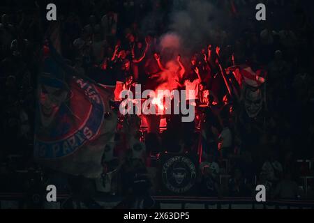 I tifosi del Paris Saint-Germain fanno il tifo per la loro squadra durante la partita di calcio francese L1 tra il Paris Saint-Germain e il Toulouse FC allo stadio Parc des Princes di Parigi il 12 maggio 2024. Foto di Firas Abdullah/ABACAPRESS. COM credito: Abaca Press/Alamy Live News Foto Stock