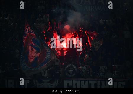 I tifosi del Paris Saint-Germain fanno il tifo per la loro squadra durante la partita di calcio francese L1 tra il Paris Saint-Germain e il Toulouse FC allo stadio Parc des Princes di Parigi il 12 maggio 2024. Foto di Firas Abdullah/ABACAPRESS. COM credito: Abaca Press/Alamy Live News Foto Stock