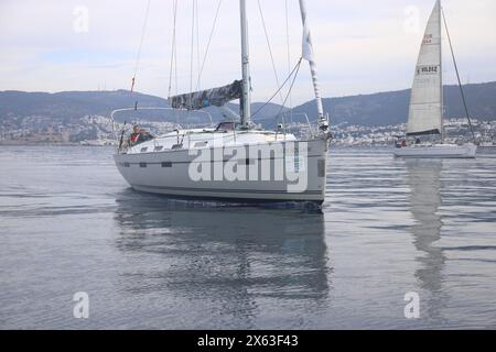 Bodrum, Turchia. 25 febbraio 2024: Le barche a vela navigano con il vento nelle acque blu del Mar Egeo, sulle rive della famosa meta turistica Foto Stock