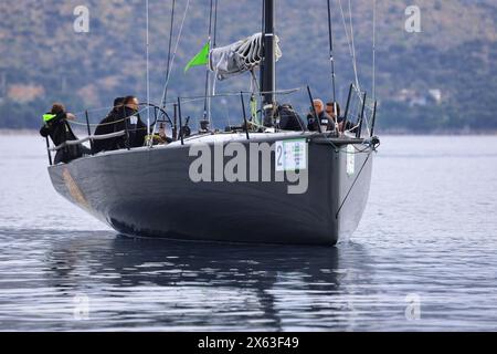 Bodrum, Turchia. 25 febbraio 2024: Le barche a vela navigano con il vento nelle acque blu del Mar Egeo, sulle rive della famosa meta turistica Foto Stock