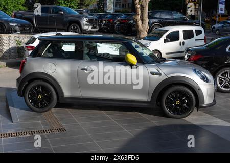 ISTANBUL, TURCHIA - 12 MAGGIO 2024: Mini Cooper Electric 2023 nello showroom. Foto Stock