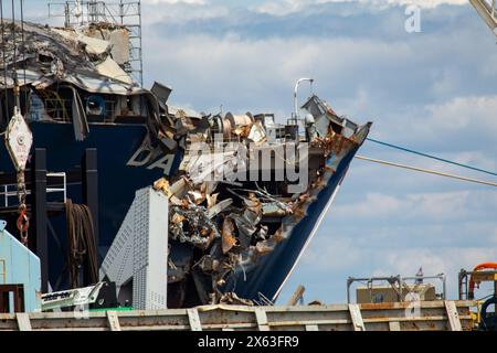 Dundalk, Stati Uniti d'America. 11 maggio 2024. Dundalk, Stati Uniti d'America. 11 maggio 2024. Una sezione trasversale gravemente danneggiata del M/V Dali dopo che ha colpito e causato il crollo del Francis Scott Key Bridge, 11 maggio 2024, vicino a Dundalk, Maryland. Il ponte è stato colpito dalla nave container MV Dali da 984 piedi il 26 marzo e crollò uccidendo sei lavoratori. Crediti: Christopher Rosario/U. S Army Corps/Alamy Live News Foto Stock