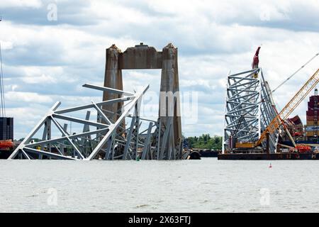 Dundalk, Stati Uniti d'America. 11 maggio 2024. Dundalk, Stati Uniti d'America. 11 maggio 2024. Pezzi di capriata d'acciaio e detriti sporgono dal fiume Patapsco dal crollato Francis Scott Key Bridge mentre la pulizia e la rimozione entrano nella fase finale, l'11 maggio 2024, vicino a Dundalk, Maryland. Il ponte è stato colpito dalla nave container MV Dali da 984 piedi il 26 marzo e crollò uccidendo sei lavoratori. Crediti: Christopher Rosario/U. S Army Corps/Alamy Live News Foto Stock