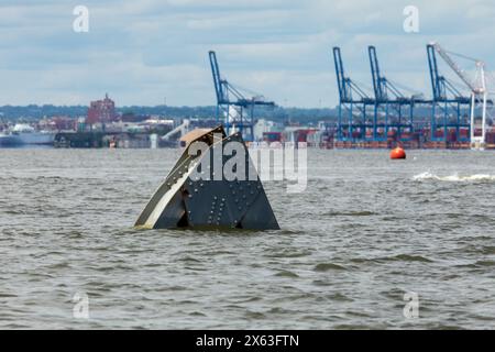 Dundalk, Stati Uniti d'America. 11 maggio 2024. Dundalk, Stati Uniti d'America. 11 maggio 2024. Pezzi di capriata d'acciaio e detriti sporgono dal fiume Patapsco dal crollato Francis Scott Key Bridge mentre la pulizia e la rimozione entrano nella fase finale, l'11 maggio 2024, vicino a Dundalk, Maryland. Il ponte è stato colpito dalla nave container MV Dali da 984 piedi il 26 marzo e crollò uccidendo sei lavoratori. Crediti: Christopher Rosario/U. S Army Corps/Alamy Live News Foto Stock