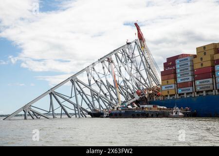 Dundalk, Stati Uniti d'America. 11 maggio 2024. Dundalk, Stati Uniti d'America. 11 maggio 2024. Pile di capriate d'acciaio e detriti sulla prua della nave da carico M/V Dali, dal crollato Francis Scott Key Bridge mentre la rimozione continua, l'11 maggio 2024, vicino a Dundalk, Maryland. Il ponte è stato colpito dalla nave container MV Dali da 984 piedi il 26 marzo e crollò uccidendo sei lavoratori. Crediti: Christopher Rosario/U. S Army Corps/Alamy Live News Foto Stock