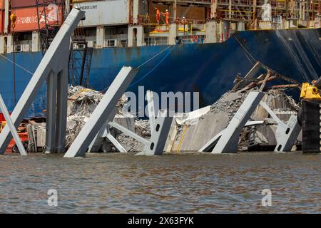 Dundalk, Stati Uniti d'America. 11 maggio 2024. Dundalk, Stati Uniti d'America. 11 maggio 2024. Pile di capriate d'acciaio e detriti sulla prua della nave da carico M/V Dali, dal crollato Francis Scott Key Bridge mentre la rimozione continua, l'11 maggio 2024, vicino a Dundalk, Maryland. Il ponte è stato colpito dalla nave container MV Dali da 984 piedi il 26 marzo e crollò uccidendo sei lavoratori. Crediti: Christopher Rosario/U. S Army Corps/Alamy Live News Foto Stock