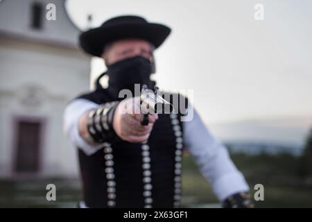 Il fuorilegge ungherese uomo betyar in maschera nera che punta il fucile, fuoco selettivo Foto Stock