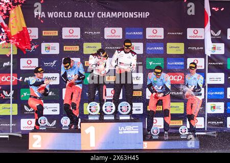 Porto, Portogallo. 12 maggio 2024. Il pilota Ott Tanak e il co-pilota Martin Jarveoja e il pilota Sebastien Ogier e il co-pilota Vincent Landais e il pilota Thierry Neuville e il co-pilota Martijn Wydaeghe, festeggiano la fase finale del podio di potenza a Fafe, durante il Campionato del mondo Rally FIA WRC Vodafone Rally de Portugal 2024 12 maggio, Porto Portogallo crediti: Agenzia fotografica indipendente/Alamy Live News Foto Stock